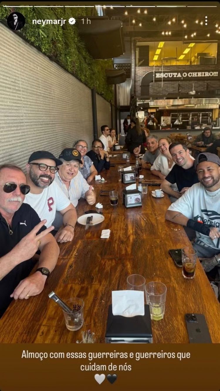 体育赛事直播-内马尔带桑托斯工作人员去烤肉店吃午饭,并向店主赠送签名球衣