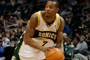 实时比分查询-13年冠军成员!Scotto:马刺任命拉沙德-刘易斯担任球员发展教练