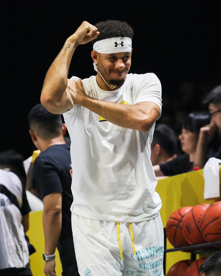 赛事数据分析-赛斯-库里盛赞中国行：重庆的热情与厚爱令人难忘🏀