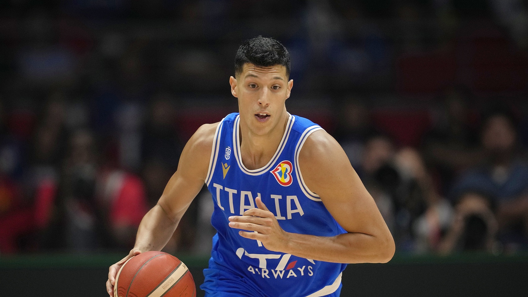 意大利队内唯一NBA球员丰泰基奥手感冰凉,11投1中仅得4分5板3断,曾连续10次出手未中