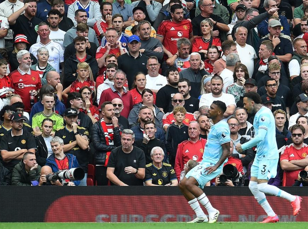 第96分钟绝杀！乌龙球+点球，曼联绝境逢生，阿莫林狂欢庆祝