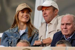 篮球直播平台-真不害臊64岁马特乌斯当着拜仁董事的面，与26岁模特谈情说爱