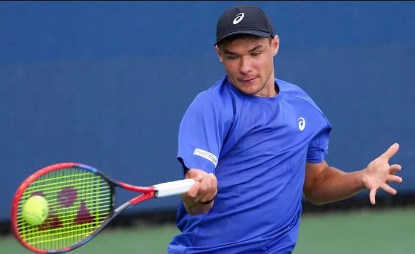 实时比分查询-网球赛上抢小孩球员帽子的老哥被扒出是富翁CEO？！事后狂妄声明：我劲儿大就该归我？