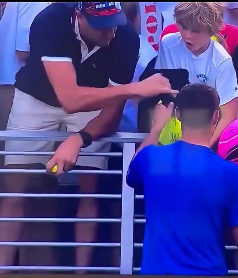 实时比分查询-网球赛上抢小孩球员帽子的老哥被扒出是富翁CEO？！事后狂妄声明：我劲儿大就该归我？