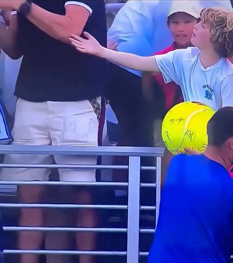 实时比分查询-网球赛上抢小孩球员帽子的老哥被扒出是富翁CEO？！事后狂妄声明：我劲儿大就该归我？