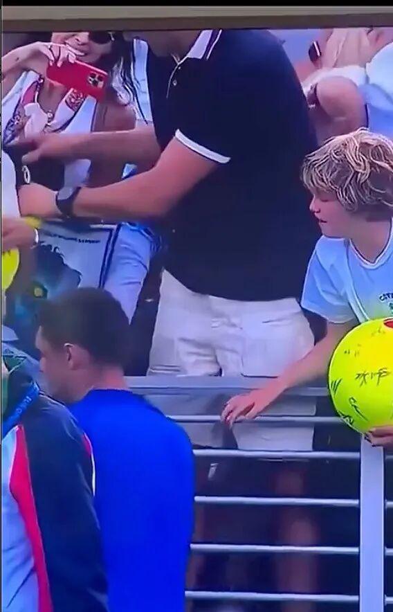 实时比分查询-网球赛上抢小孩球员帽子的老哥被扒出是富翁CEO？！事后狂妄声明：我劲儿大就该归我？