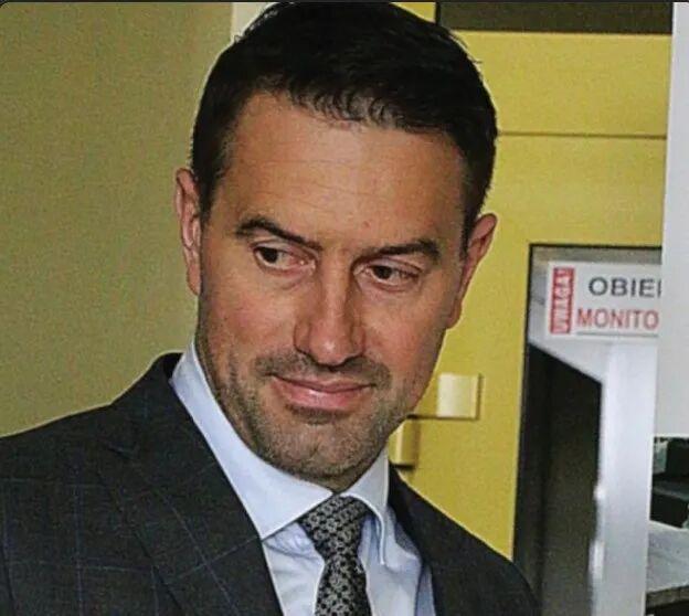 实时比分查询-网球赛上抢小孩球员帽子的老哥被扒出是富翁CEO？！事后狂妄声明：我劲儿大就该归我？