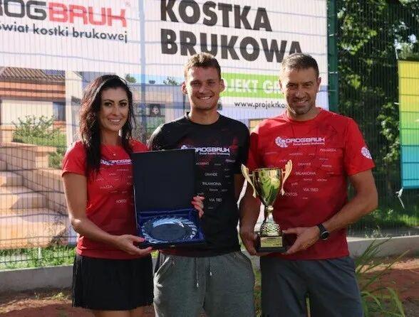 实时比分查询-网球赛上抢小孩球员帽子的老哥被扒出是富翁CEO？！事后狂妄声明：我劲儿大就该归我？