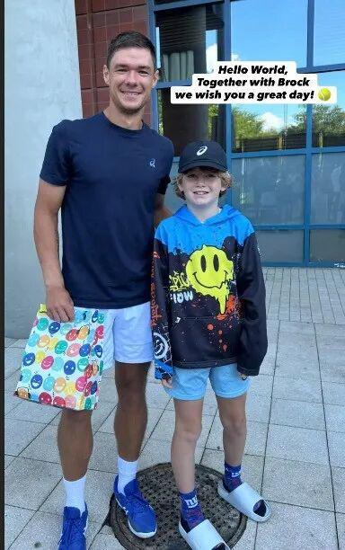 实时比分查询-网球赛上抢小孩球员帽子的老哥被扒出是富翁CEO？！事后狂妄声明：我劲儿大就该归我？