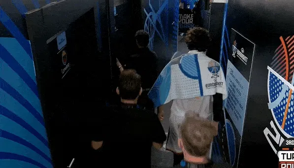 篮球直播平台-奥斯曼被压到腿痛苦倒地，随后被搀扶回更衣室进行检查