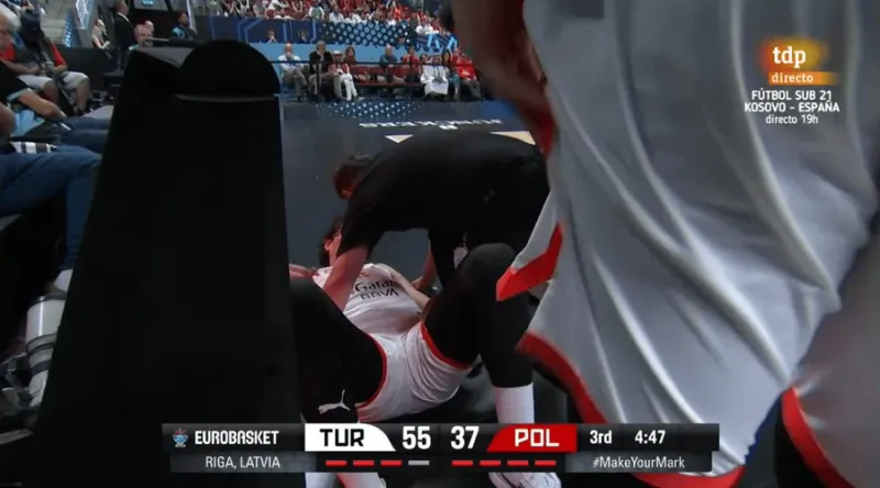 篮球直播平台-奥斯曼被压到腿痛苦倒地，随后被搀扶回更衣室进行检查