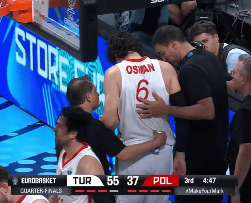 篮球直播平台-奥斯曼被压到腿痛苦倒地，随后被搀扶回更衣室进行检查