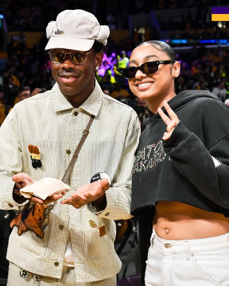 体育赛事直播-众星云集!湖人社媒晒上赛季众名流观看比赛时的个人装束