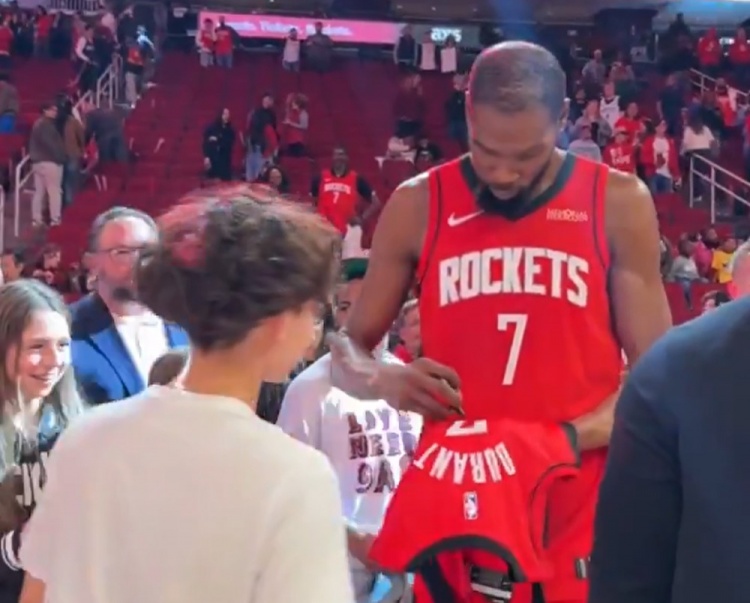 优质偶像！杜兰特赛后与对手、队友、球迷互动 迟迟未离开