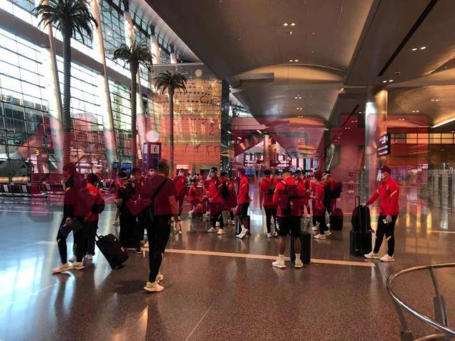 1629948159954070193.jpg 国足抵达多哈快速出关 降低风险到酒店后核酸检测