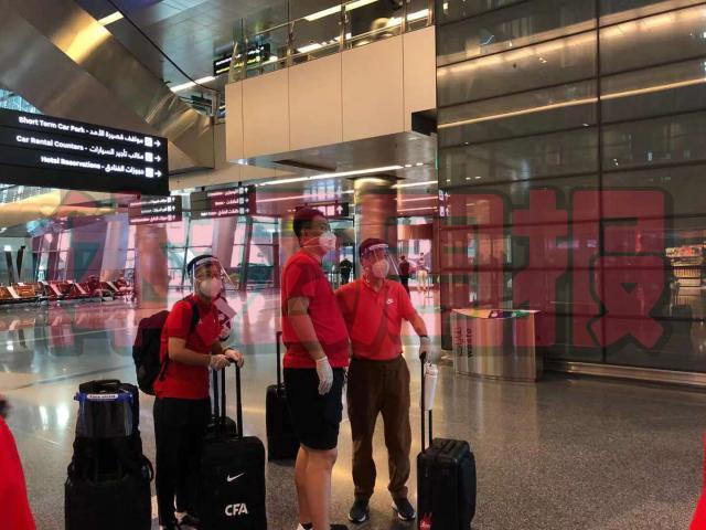 1629948180996041139.jpg 国足抵达多哈快速出关 降低风险到酒店后核酸检测