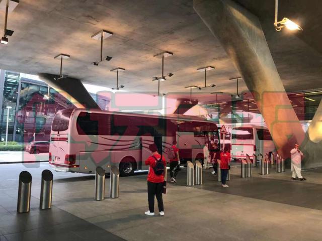 1629948168349028932.jpg 国足抵达多哈快速出关 降低风险到酒店后核酸检测